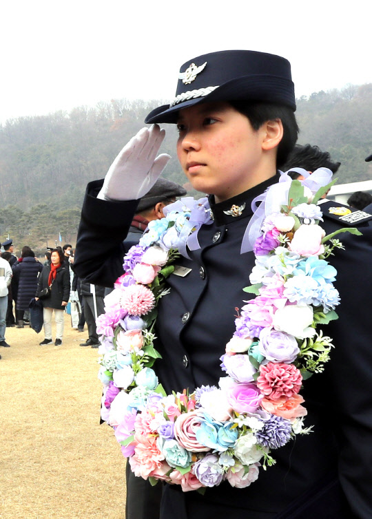 24일 오전 청주 공군사관학교에서 열린 공군사관학교 75기 입학식에서 수석 입학한 김민주 생도가 거수경례하고 있다.   연합뉴스